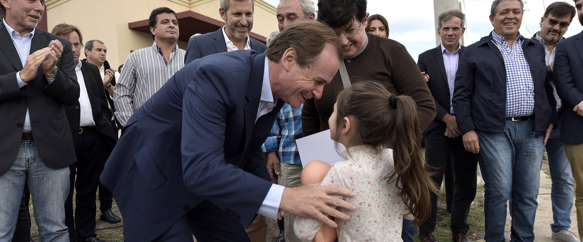 Familias de Concepci&oacute;n del Uruguay recibieron sus viviendas financiadas por Provincia y Naci&oacute;n
