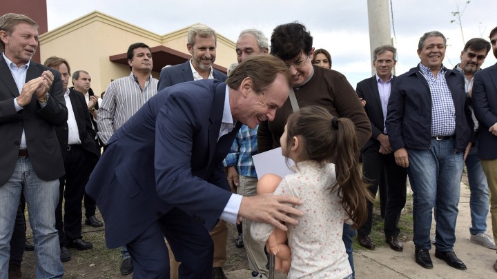 Familias de Concepci&oacute;n del Uruguay recibieron sus viviendas financiadas por Provincia y Naci&oacute;n