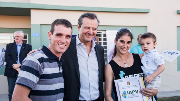 Bahl entreg&oacute; viviendas a docentes de Mar&iacute;a Grande