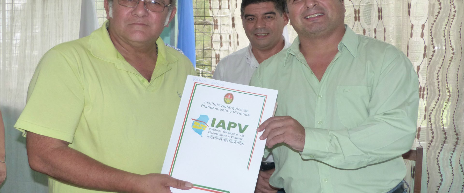 El gobierno provincial entreg&oacute; escrituras de viviendas a m&aacute;s de 100 familias de Paran&aacute;