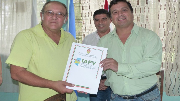 El gobierno provincial entreg&oacute; escrituras de viviendas a m&aacute;s de 100 familias de Paran&aacute;