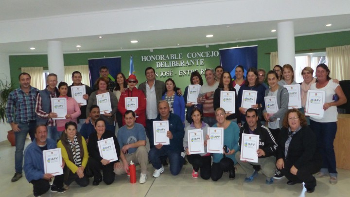 El gobierno provincial entreg&oacute; escrituras de viviendas a 270 familias de Col&oacute;n y San Jos&eacute;