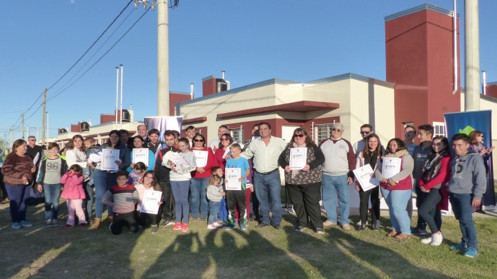 La provincia entreg&oacute; viviendas y escrituras en Cerrito