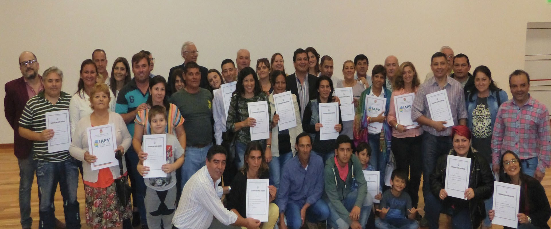 La provincia entreg&oacute; escrituras a cincos barrios de Villaguay