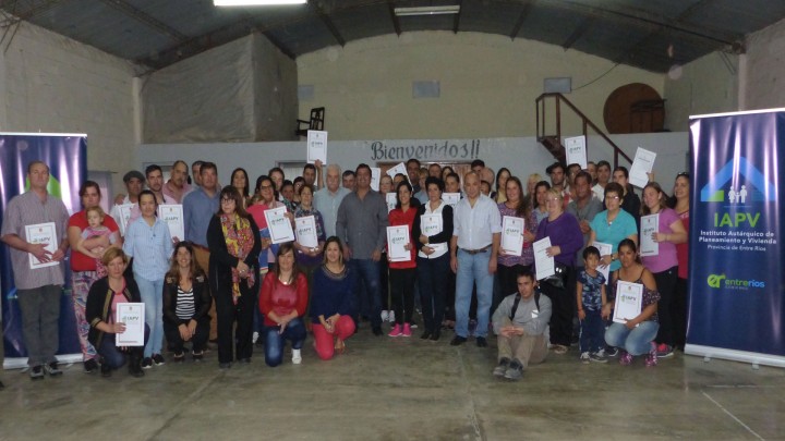 La provincia entreg&oacute; escrituras en siete localidades del departamento Diamante