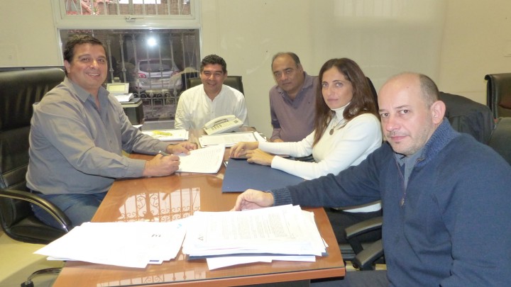 La provincia rubric&oacute; los primeros contratos para ejecutar nuevas viviendas con fondos propios