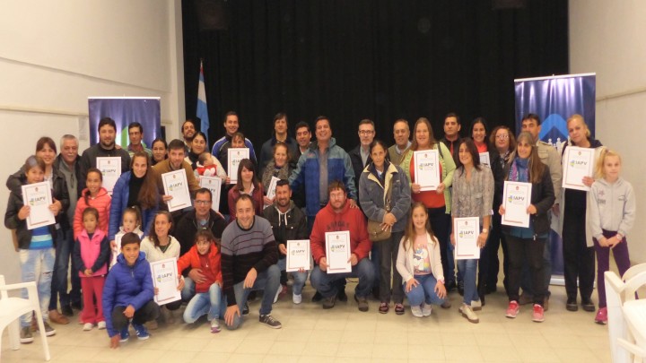 El gobierno provincial entreg&oacute; escrituras de viviendas a familias de General Campos y San Salvador