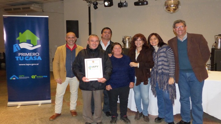 La provincia entreg&oacute; escrituras a dos barrios de Gualeguay