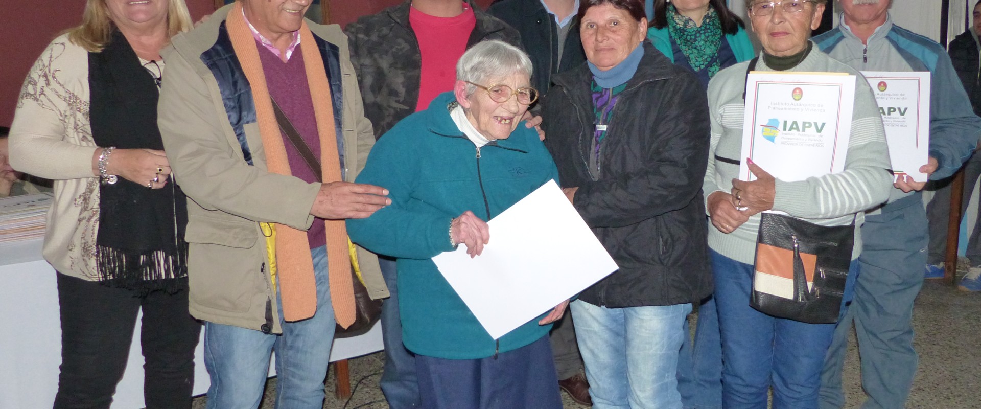El gobierno provincial entreg&oacute; escrituras de viviendas sociales a familias de Nogoy&aacute;