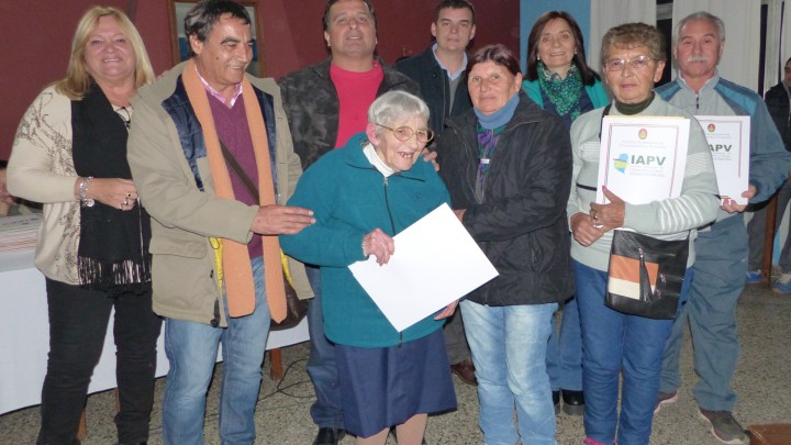 El gobierno provincial entreg&oacute; escrituras de viviendas sociales a familias de Nogoy&aacute;