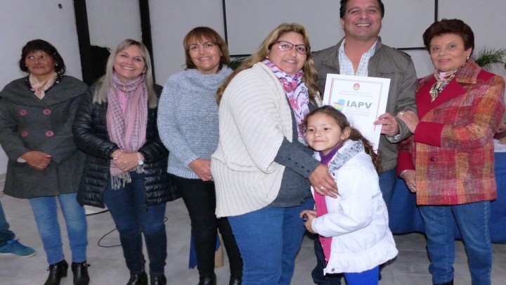 Familias de San Jos&eacute; de Feliciano y San V&iacute;ctor recibieron la escritura de sus viviendas sociales