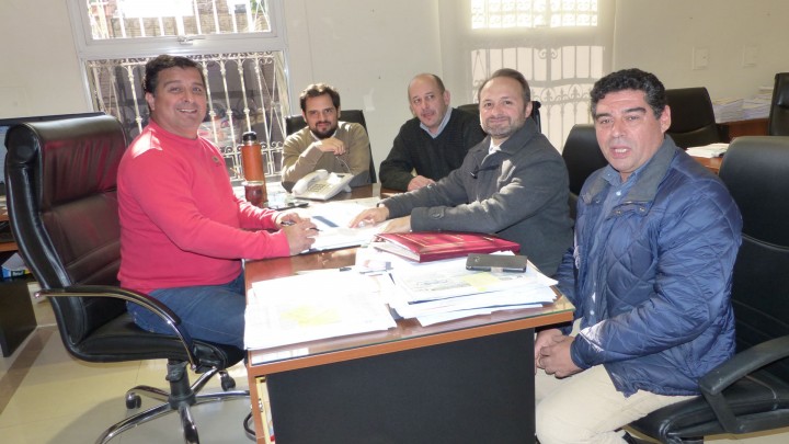 La provincia rubric&oacute; contrato para ejecutar viviendas en San Gustavo con fondos propios