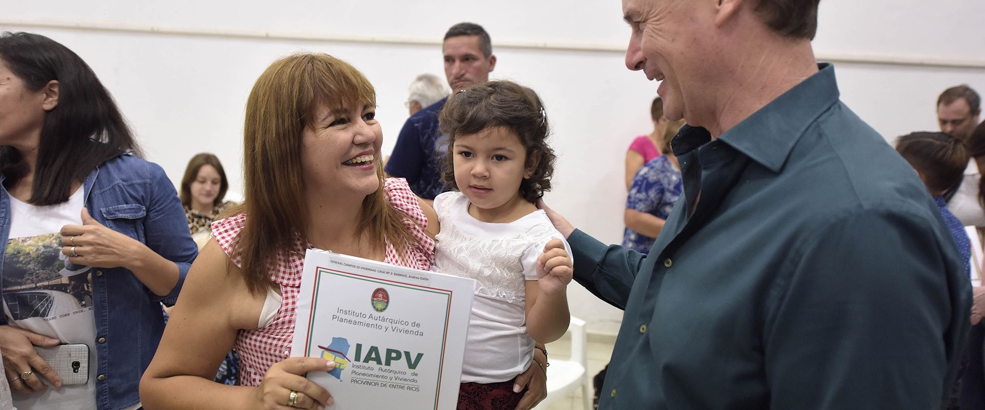 M&aacute;s de 2.000 familias entrerrianas recibieron las escrituras de sus viviendas sociales