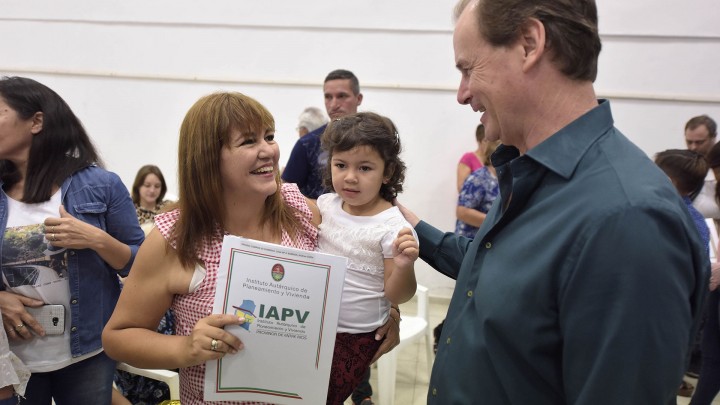 M&aacute;s de 2.000 familias entrerrianas recibieron las escrituras de sus viviendas sociales