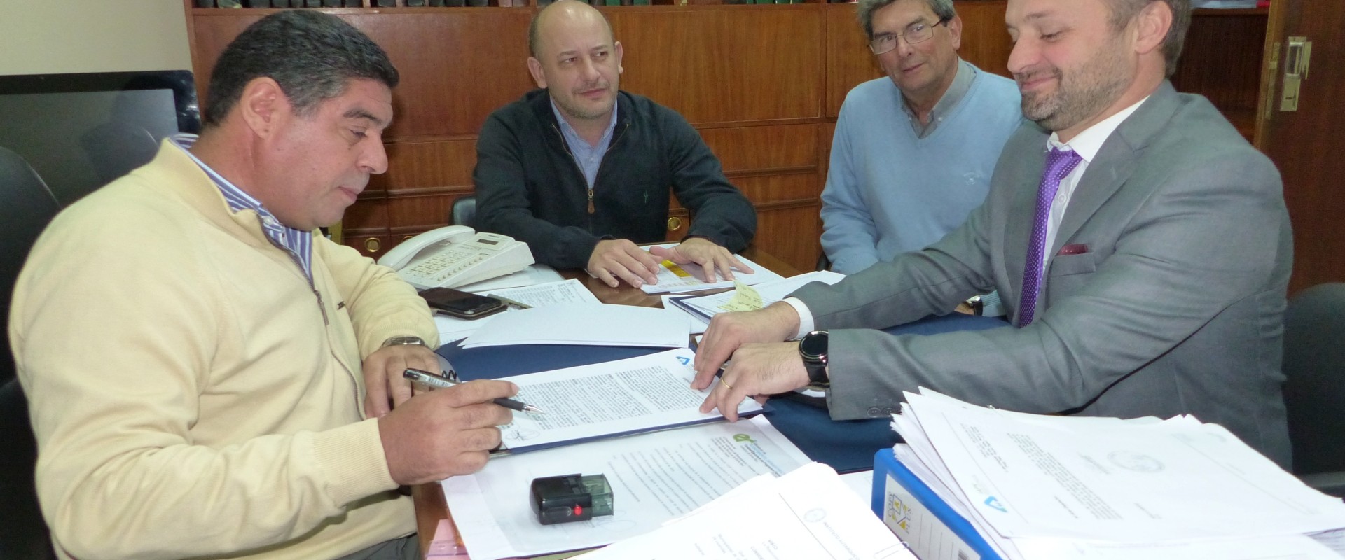 Se rubric&oacute; el contrato para construir 18 nuevas viviendas para docentes en Chajar&iacute;