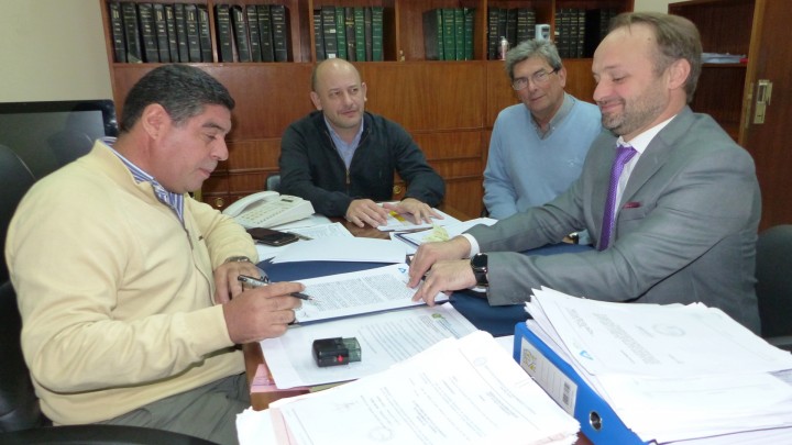 Se rubric&oacute; el contrato para construir 18 nuevas viviendas para docentes en Chajar&iacute;