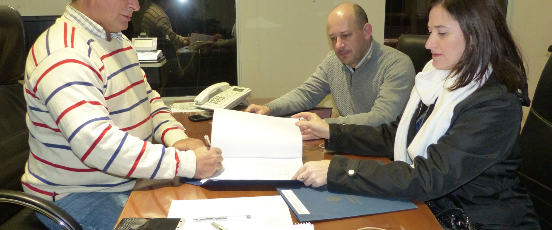 Para construir nuevas viviendas con recursos provinciales en Lucas Gonz&aacute;lez se firm&oacute; el contrato de obra