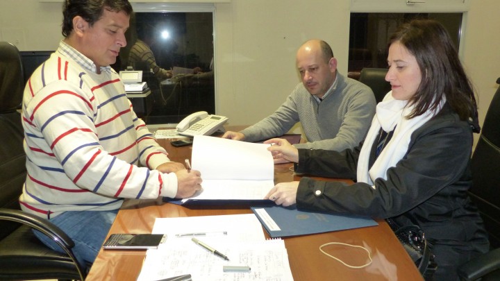 Para construir nuevas viviendas con recursos provinciales en Lucas Gonz&aacute;lez se firm&oacute; el contrato de obra