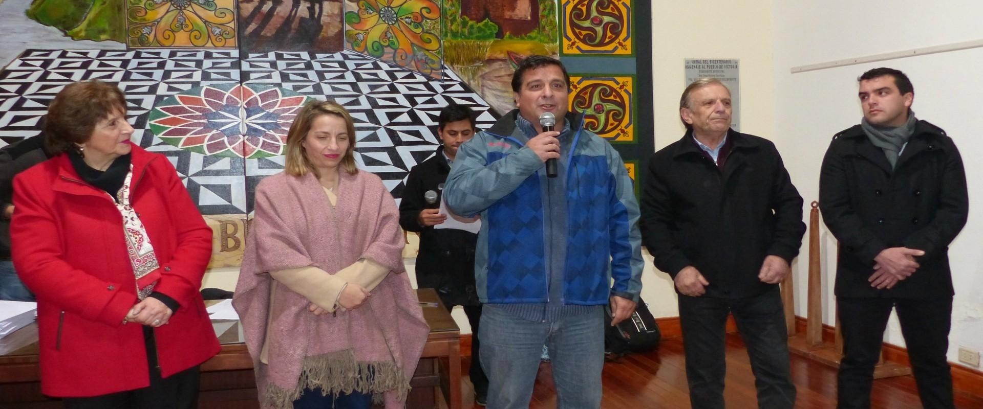 La provincia entreg&oacute; escrituras de viviendas sociales en Victoria