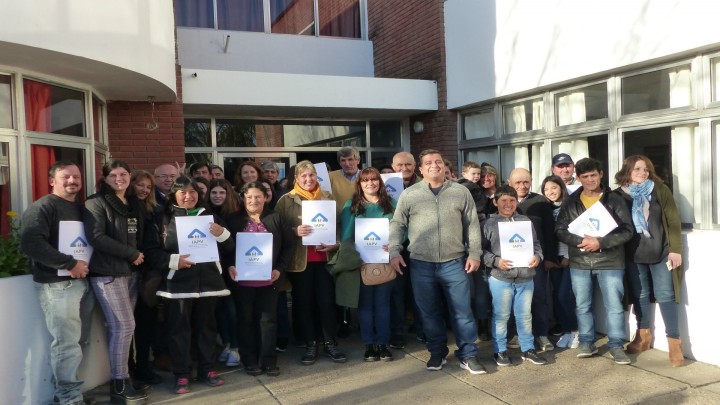 La provincia entreg&oacute; escrituras en Hasenkamp y Mar&iacute;a Grande