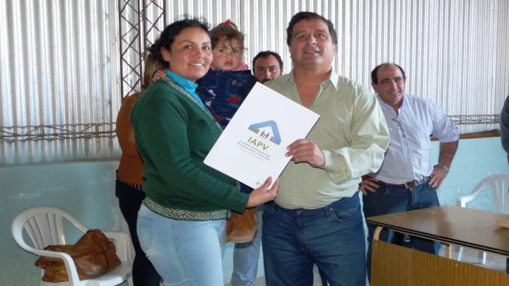 La provincia entreg&oacute; escrituras de viviendas en tres localidades del departamento Federaci&oacute;n