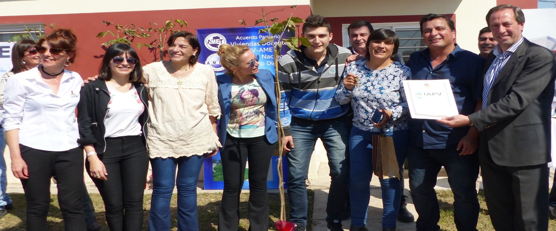 La provincia entreg&oacute; nuevas viviendas para docentes en Col&oacute;n