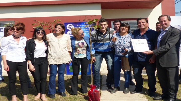La provincia entreg&oacute; nuevas viviendas para docentes en Col&oacute;n