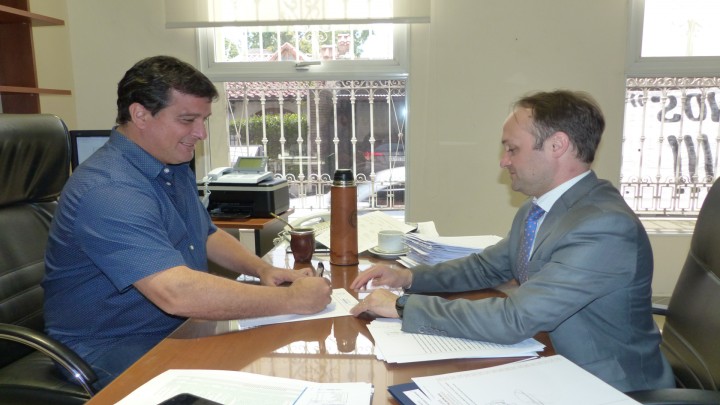 La provincia rubric&oacute; contrato para construir nuevas viviendas en Segu&iacute; con recursos propios