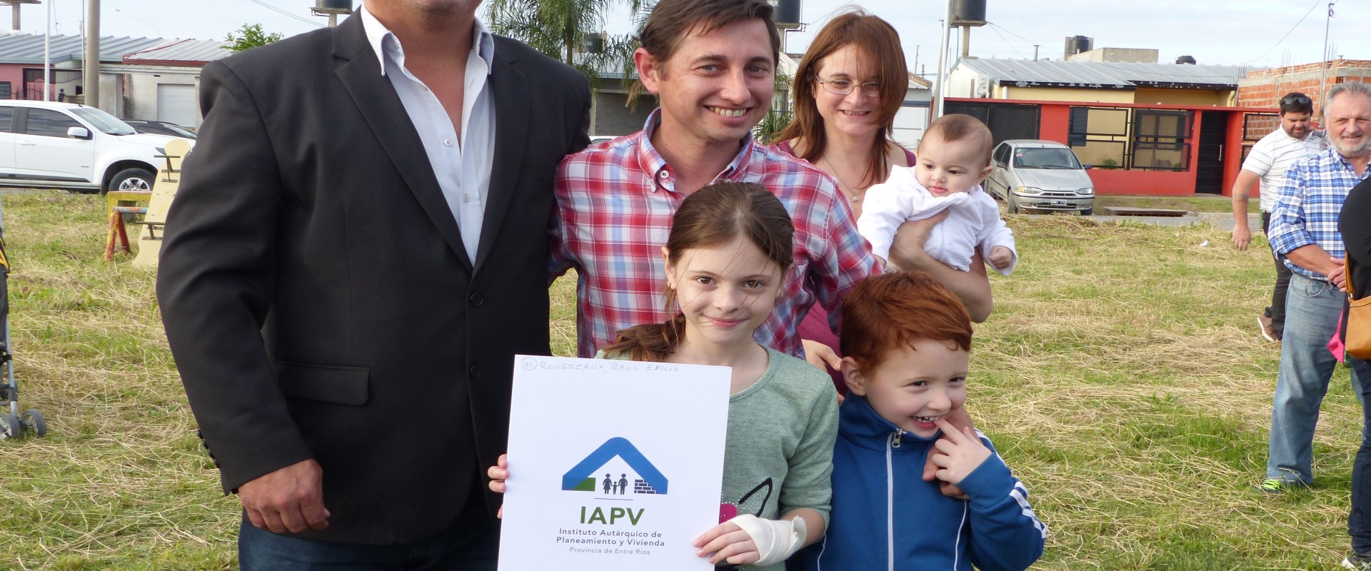 Familias de Paran&aacute; recibieron las escrituras de sus viviendas sociales