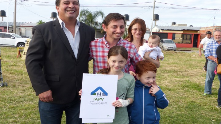 Familias de Paran&aacute; recibieron las escrituras de sus viviendas sociales