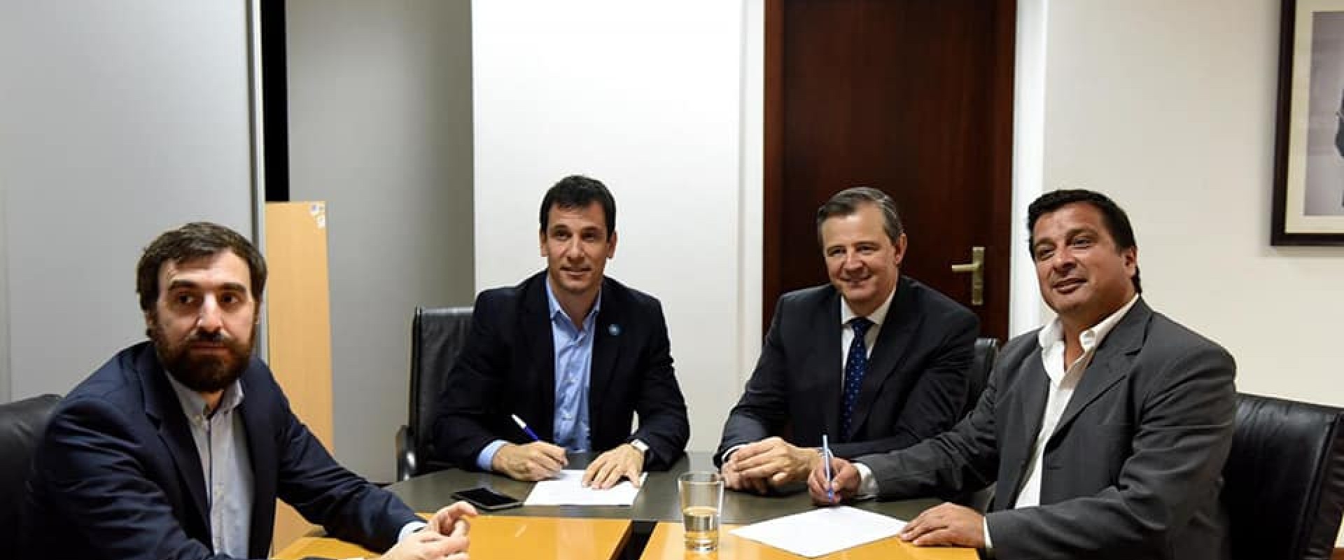 El gobierno provincial firm&oacute; un acuerdo para construir 500 viviendas en Paran&aacute;