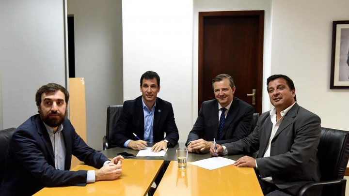 El gobierno provincial firm&oacute; un acuerdo para construir 500 viviendas en Paran&aacute;