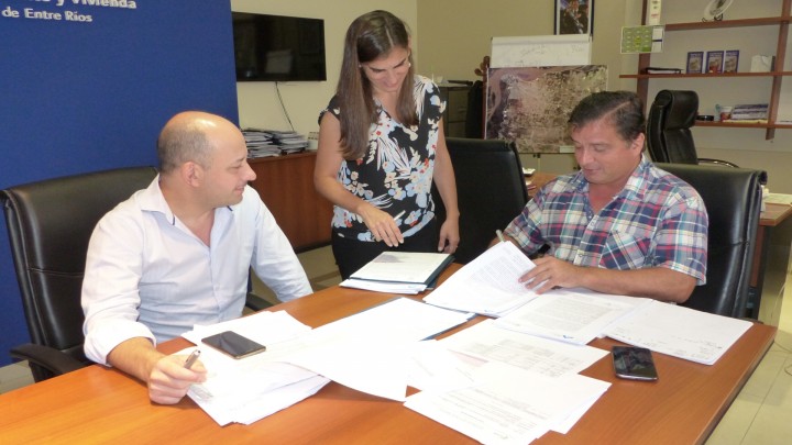 La provincia  rubric&oacute;  contrato para construir nuevas viviendas  en Basavilbaso