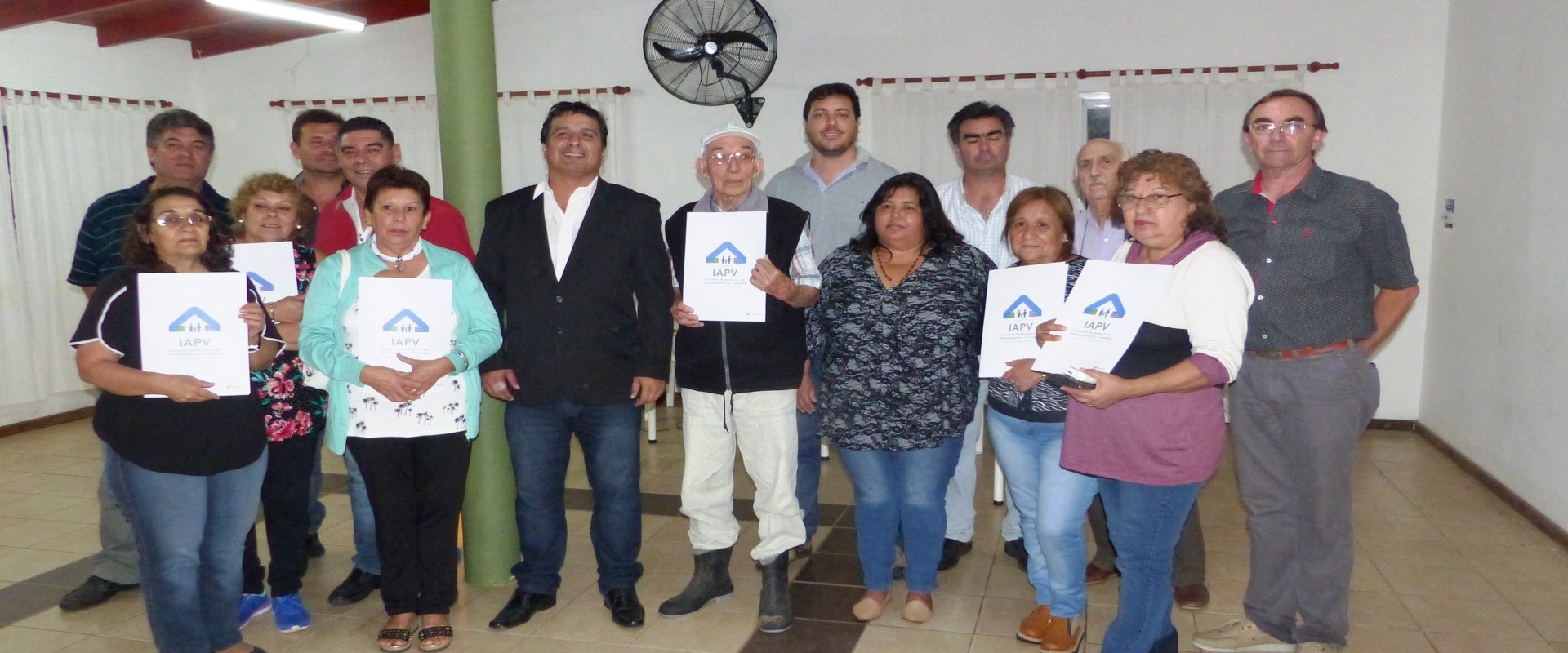 El gobierno entreg&oacute; escrituras de viviendas a familias de Conscripto Bernardi y Sauce de Luna