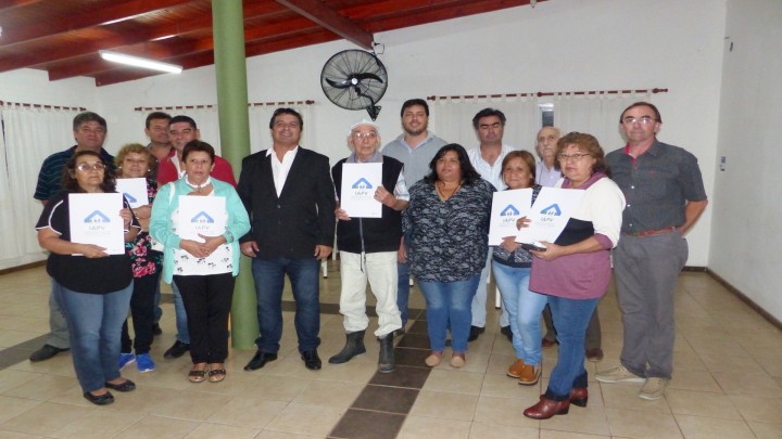 El gobierno entreg&oacute; escrituras de viviendas a familias de Conscripto Bernardi y Sauce de Luna