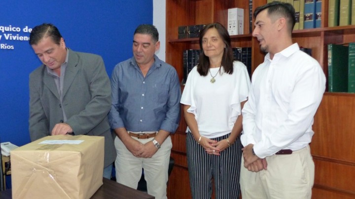 La provincia licit&oacute; nuevas viviendas con recursos propios para Crespo