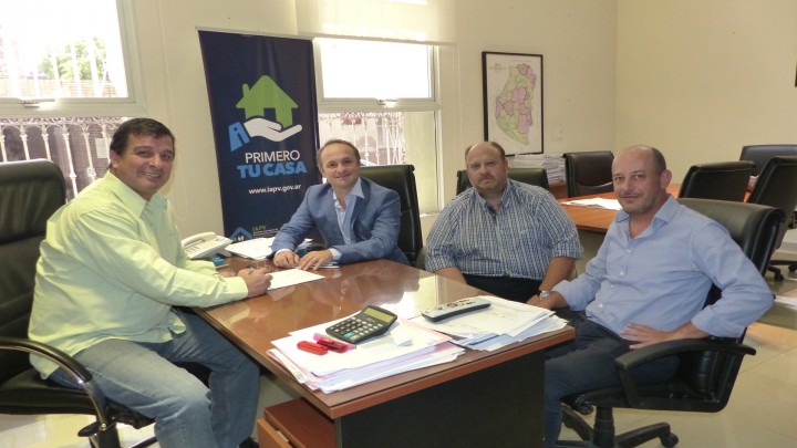 Rubricaron contrato para construir nuevas viviendas en San Jos&eacute; de Feliciano