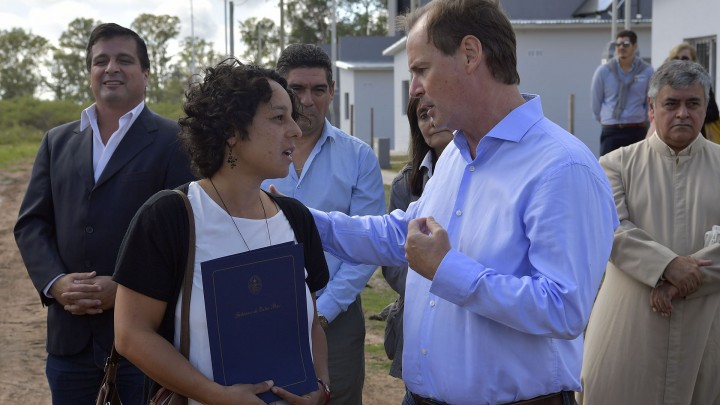 Bordet inaugur&oacute; las primeras viviendas construidas &iacute;ntegramente con fondos provinciales