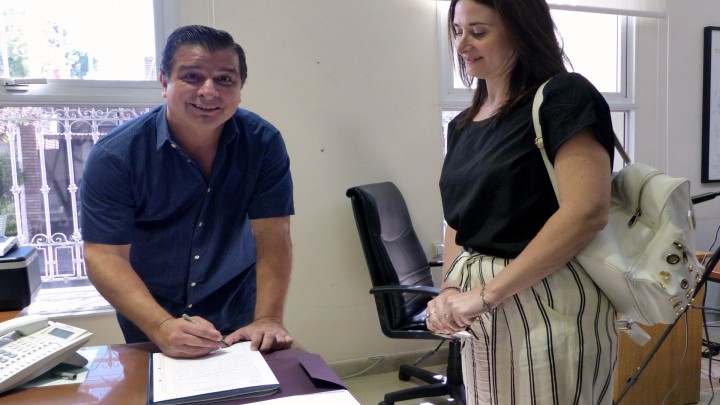La provincia rubric&oacute; el contrato para construir viviendas en Santa Luisa