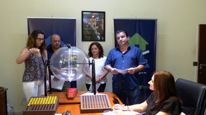 Se sortearon viviendas para 10 familias de Lucas Gonz&aacute;lez