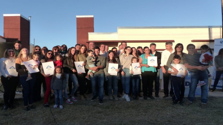 En Viale 10 familias de docentes privados&nbsp; accedieron a la casa propia