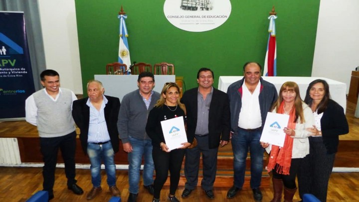 M&aacute;s de 500 familias de familias de Paran&aacute; recibieron las escrituras de sus viviendas sociales