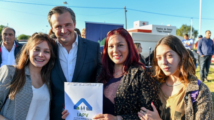 El gobierno provincial entreg&oacute; viviendas a docentes en Paran&aacute;