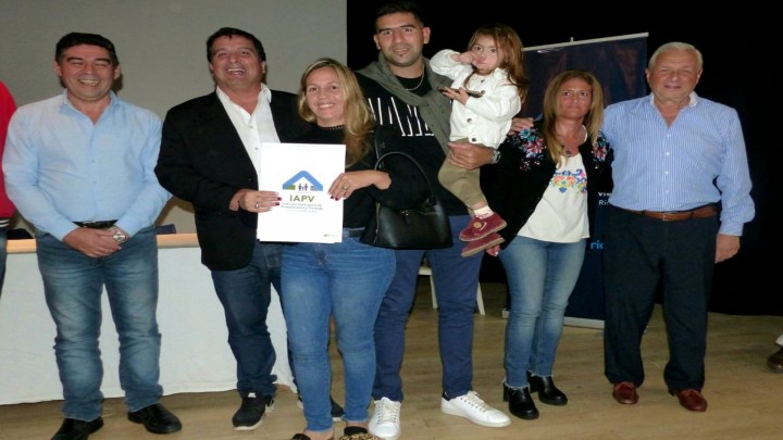 El gobierno provincial entreg&oacute; escrituras de viviendas  sociales a familias de Basavilbaso y Concepci&oacute;n del Uruguay