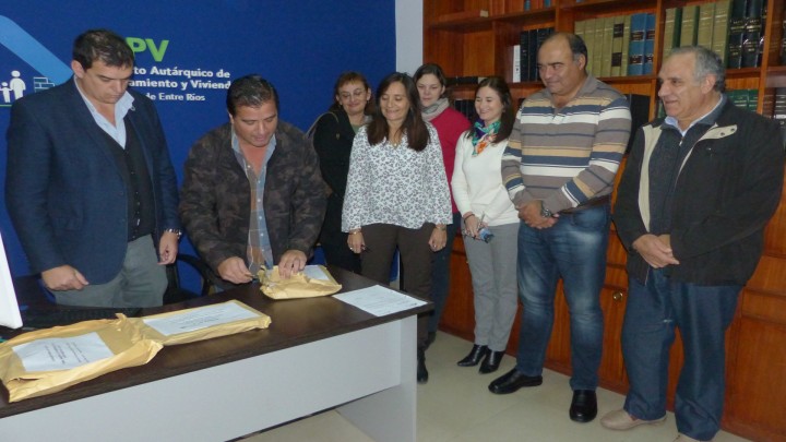 Se licitaron 12 nuevas viviendas para Nogoy&aacute; con recursos provinciales