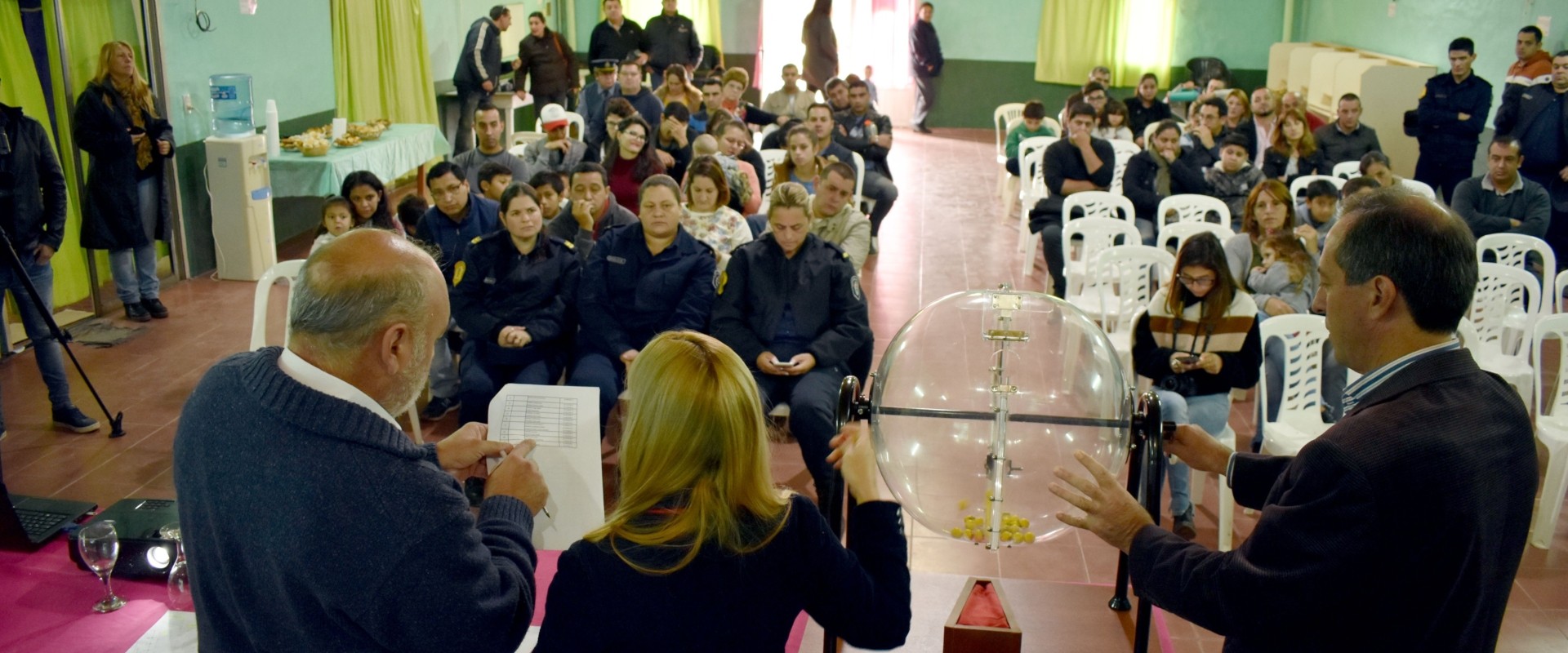 Sortearon las ubicaciones de 36 viviendas  para el personal policial que la provincia ejecuta  en Col&oacute;n