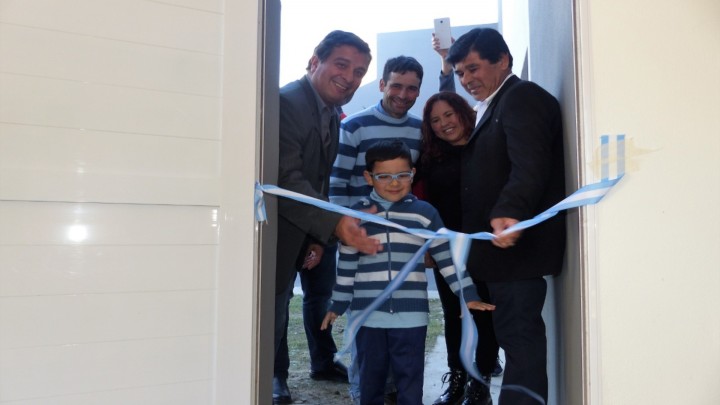 Diez  familias de Villa Dom&iacute;nguez tienen su casa propia