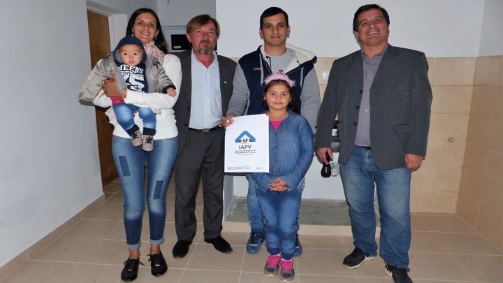 Se inauguraron 10 nuevas viviendas  en Colonia El&iacute;a con recursos provinciales