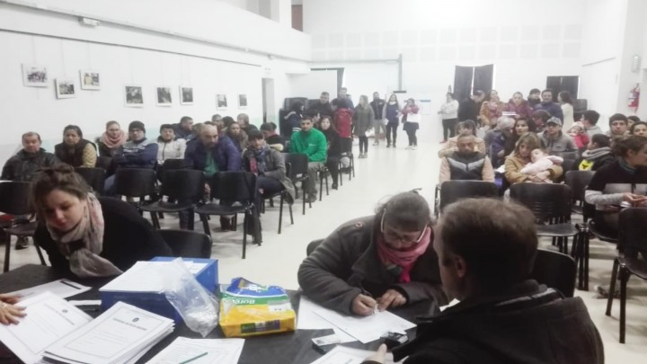 Otras 50 familias de Col&oacute;n cuentan con las escrituras de sus viviendas sociales