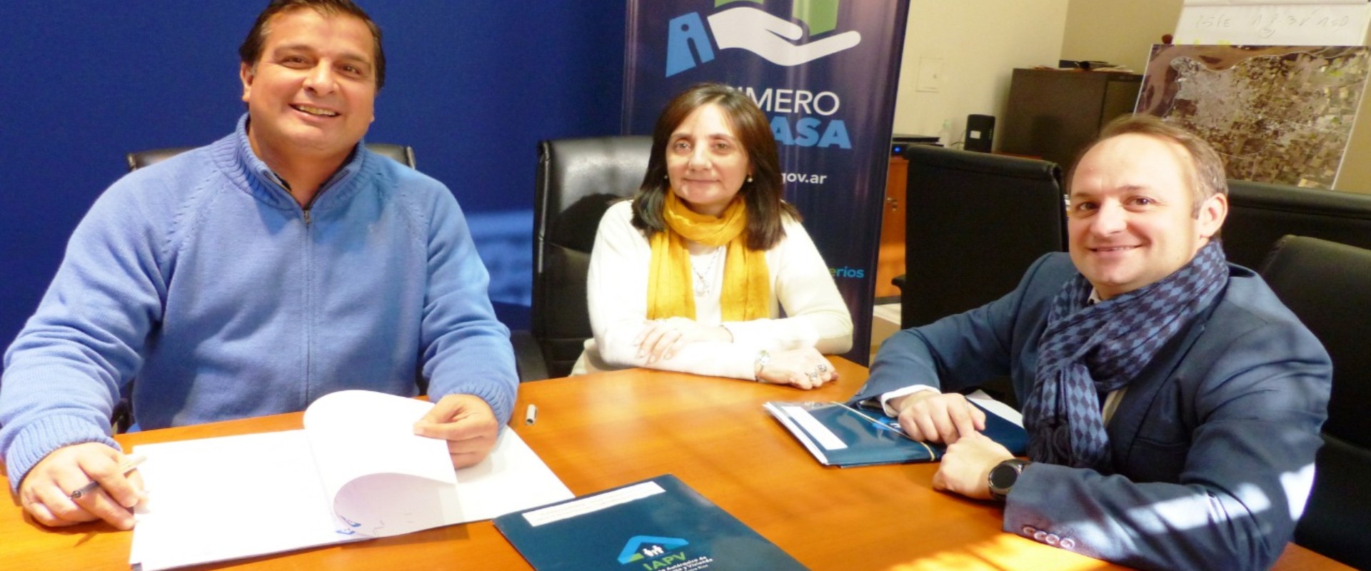 La provincia rubric&oacute; el contrato para la terminaci&oacute;n  de  viviendas en El Pingo